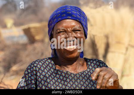 Dorf glückliche alte afrikanerin, draußen an einem sonnigen Tag im Busch Stockfoto