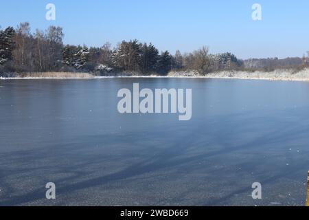 Frostiges Wetter, gefrorener Teich in Dobra Voda, Region Ceske Budejovice, Tschechische Republik, 9. Januar 2024. (CTK Foto/Jan Honza) Stockfoto