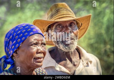 Porträt eines alten verliebten afroamerikanischen Dorfes, draußen an einem sonnigen Tag auf dem Feld Stockfoto