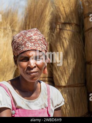 Porträt einer afrikanischen Dorffrau draußen an einem sonnigen Tag auf dem Feld Stockfoto