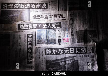 Japanische Zeitungen vom 3. Januar 2024, die das Erdbeben auf der Noto-Halbinsel 2024 berichteten, sind am 10. Januar 2024 in Tokio zu sehen. Ein Erdbeben der Stärke 7,6 traf die japanische Halbinsel Noto in der Präfektur Ishikawa am Neujahrstag, Montag, 1. Januar 2024. Dieses Erdbeben verursachte eine Tsunamiwarnung im Gebiet von Noto. Es gab Tod und Vermisste Menschen aufgrund von eingestürzten Häusern und Bränden hauptsächlich in Wajima, Suzu und Anamizu Town in der Präfektur Ishikawa. Quelle: Shingo Tosha/AFLO/Alamy Live News Stockfoto