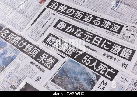 Japanische Zeitungen vom 3. Januar 2024, die das Erdbeben auf der Noto-Halbinsel 2024 berichteten, sind am 10. Januar 2024 in Tokio zu sehen. Ein Erdbeben der Stärke 7,6 traf die japanische Halbinsel Noto in der Präfektur Ishikawa am Neujahrstag, Montag, 1. Januar 2024. Dieses Erdbeben verursachte eine Tsunamiwarnung im Gebiet von Noto. Es gab Tod und Vermisste Menschen aufgrund von eingestürzten Häusern und Bränden hauptsächlich in Wajima, Suzu und Anamizu Town in der Präfektur Ishikawa. Quelle: Shingo Tosha/AFLO/Alamy Live News Stockfoto