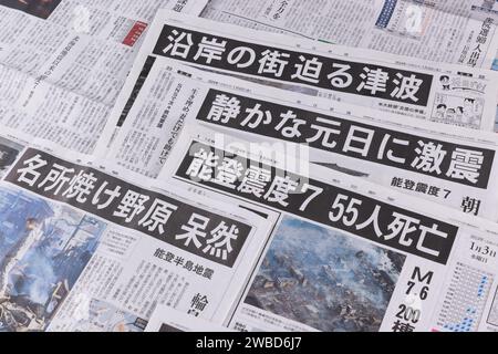 Japanische Zeitungen vom 3. Januar 2024, die das Erdbeben auf der Noto-Halbinsel 2024 berichteten, sind am 10. Januar 2024 in Tokio zu sehen. Ein Erdbeben der Stärke 7,6 traf die japanische Halbinsel Noto in der Präfektur Ishikawa am Neujahrstag, Montag, 1. Januar 2024. Dieses Erdbeben verursachte eine Tsunamiwarnung im Gebiet von Noto. Es gab Tod und Vermisste Menschen aufgrund von eingestürzten Häusern und Bränden hauptsächlich in Wajima, Suzu und Anamizu Town in der Präfektur Ishikawa. Quelle: Shingo Tosha/AFLO/Alamy Live News Stockfoto