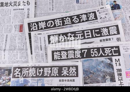 Japanische Zeitungen vom 3. Januar 2024, die das Erdbeben auf der Noto-Halbinsel 2024 berichteten, sind am 10. Januar 2024 in Tokio zu sehen. Ein Erdbeben der Stärke 7,6 traf die japanische Halbinsel Noto in der Präfektur Ishikawa am Neujahrstag, Montag, 1. Januar 2024. Dieses Erdbeben verursachte eine Tsunamiwarnung im Gebiet von Noto. Es gab Tod und Vermisste Menschen aufgrund von eingestürzten Häusern und Bränden hauptsächlich in Wajima, Suzu und Anamizu Town in der Präfektur Ishikawa. Quelle: Shingo Tosha/AFLO/Alamy Live News Stockfoto