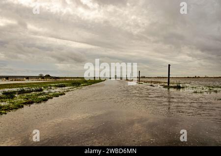 Werkendam, Niederlande, 29. Dezember 2024: Niedrigblick auf den Treshold, auf dem Wasser von den Auen in Richtung der Nebenkanäle fließt Stockfoto