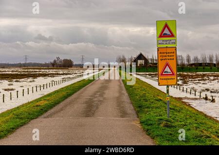 Werkendam, Niederlande, 29. Dezember 2024: Straße auf einem Deich im Rahmen des Flussprojekts Room for the River in der Region Noordwaard in Biesbosch National Par Stockfoto