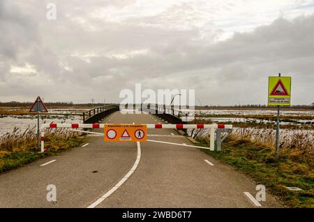 Werkendam, Niederlande, 29. Dezember 2024: Barriere, die den Zugang zur Brücke aufgrund von Überschwemmungen verhindert, als Teil des Flussprojekts „Room for the River“ in No Stockfoto