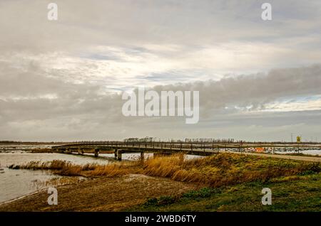 Werkendam, Niederlande, 29. Dezember 2024: Brücke, vorübergehend wegen Überschwemmungen geschlossen, als Teil des Flussprojekts „Room for the River“ in Noordwaard reg Stockfoto