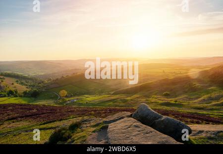 Fantastischer Blick auf den Nationalpark Peak District bei Sonnenuntergang Stockfoto