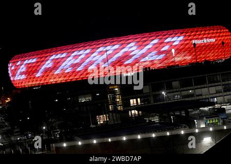 München, Deutschland. Januar 2024. Aussenansicht der Allianz Arena im Norden München bei Nacht am 09.01.2024. UBz: Schriftzug zu Gedenken des verstorbenen Franz Beckenbauer, DANKE FRANZ, an der Außenhuelle des Stadions. Franz Beckenbauer, Bayern München. Quelle: dpa/Alamy Live News Stockfoto