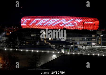 München, Deutschland. Januar 2024. Aussenansicht der Allianz Arena im Norden München bei Nacht am 09.01.2024. UBz: Schriftzug zu Gedenken des verstorbenen Franz Beckenbauer, DANKE FRANZ, an der Außenhuelle des Stadions. Franz Beckenbauer, Bayern München. Quelle: dpa/Alamy Live News Stockfoto