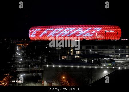 München, Deutschland. Januar 2024. Aussenansicht der Allianz Arena im Norden München bei Nacht am 09.01.2024. UBz: Schriftzug zu Gedenken des verstorbenen Franz Beckenbauer, DANKE FRANZ, an der Außenhuelle des Stadions. Franz Beckenbauer, Bayern München. Quelle: dpa/Alamy Live News Stockfoto