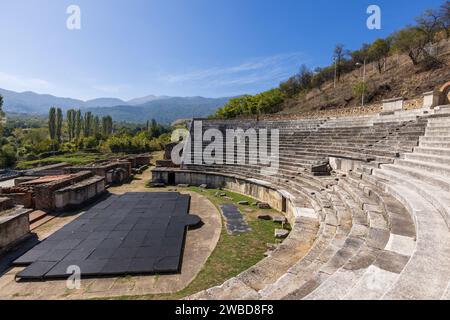 Das Amphitheater in Heraclea Lyncestis, einer antiken griechischen Stadt in Mazedonien in der Nähe der heutigen Stadt Bitola in Nordmazedonien. An einem sonnigen Tag aufgenommen. Stockfoto