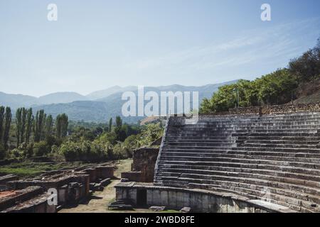 Das Amphitheater in Heraclea Lyncestis, einer antiken griechischen Stadt in Mazedonien in der Nähe der heutigen Stadt Bitola in Nordmazedonien. An einem sonnigen Tag aufgenommen. Stockfoto