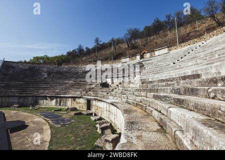 Das Amphitheater in Heraclea Lyncestis, einer antiken griechischen Stadt in Mazedonien in der Nähe der heutigen Stadt Bitola in Nordmazedonien. An einem sonnigen Tag aufgenommen. Stockfoto