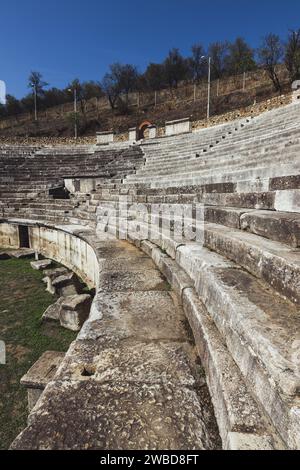 Das Amphitheater in Heraclea Lyncestis, einer antiken griechischen Stadt in Mazedonien in der Nähe der heutigen Stadt Bitola in Nordmazedonien. An einem sonnigen Tag aufgenommen. Stockfoto