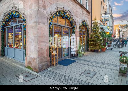 NÜRNBERG, BAYERN, DEUTSCHLAND - 16. DEZEMBER 2023: Schöne Weihnachtsdekoration in einem Geschäft in der Altstadt. Stockfoto