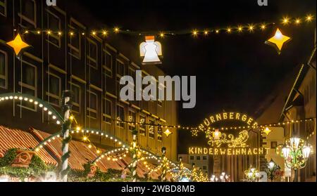 NÜRNBERG, BAYERN, DEUTSCHLAND - 16. DEZEMBER 2023: Christkindlesmarkt mit Weihnachtsbeleuchtung. Stockfoto