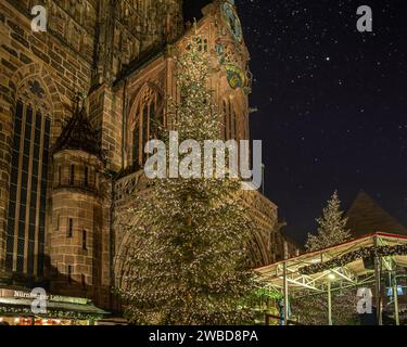 Nürnberg, Deutschland - 16. Dezember 2023: Die Frauenkirche befindet sich am Hauptmarkt und ist weihnachtlich dekoriert. Stockfoto