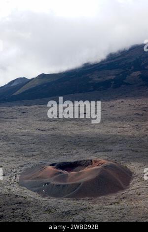 Formica Leo, benannt nach seiner ähnlichen Form wie der vom Amlion errichtete Piton de la Fournaise, ist ein kleiner Vulkankrater des aktiven vulkans Piton de la Fournaise Stockfoto