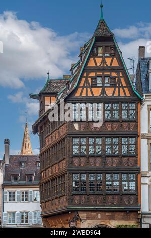 STRASSBURG, FRANKREICH-3. MAI 2023: Das Kammerzell-Haus stammt aus dem Jahr 1427 und befindet sich am Place de la Cathédrale. Stockfoto