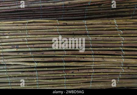 Gartenzaun Rollen mit Heidekraut gebaut. Selektiver Fokus Stockfoto