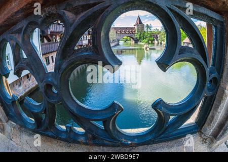 Blick von der 1457 von Jakob Grimm erbauten Maxbrücke auf die Fronveste-Brücke über die Pegnitz und den Schlayerturm aus dem Jahr 1419; Stockfoto