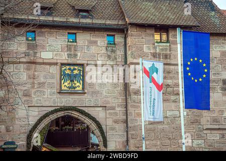 NÜRNBERG, BAYERN, DEUTSCHLAND - 16. DEZEMBER 2023: Frauentormauer, Teil des Handwerkerhofs Nürnberg, ein mittelalterliches Einkaufsviertel. Stockfoto