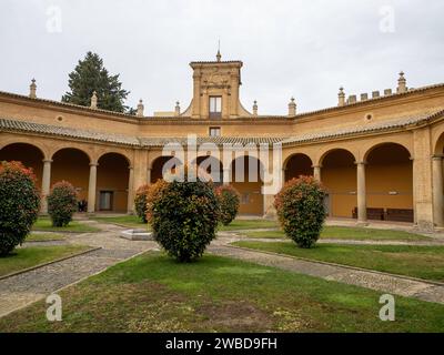 Innenraum des Provinzmuseums von Huesca. Gärten des Museums von Huesca. Huesca-Kampagne. ...Historischer Palast mit Bögen und Bäumen in der Stadt Stockfoto