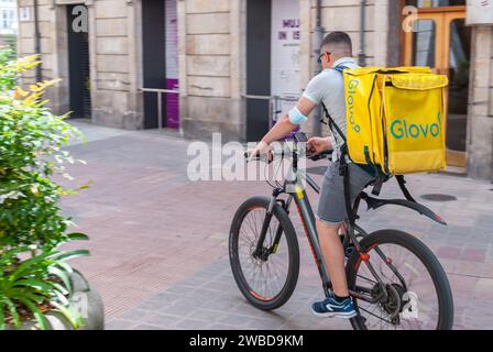 Vitoria, Euskadi, Baskenland - 28. Januar 2020 - Foto von Fast-Food-Lieferjungen, Konzept des Wandels der traditionellen gastronomischen Kultur. Stockfoto