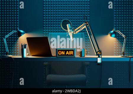 Modernste Podcasting-Einrichtung mit beleuchtetem ON-AIR-Schild, professionellem Mikrofon, fortschrittlichem Laptop, Schallschutzplatten und elegantem Design Stockfoto