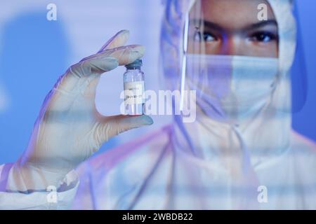 Labortechniker mit Impfstoff in der Hand Stockfoto