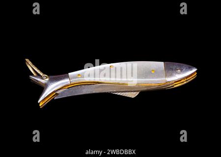 Altes Fischmesser mit zwei Klingen auf schwarzem Hintergrund Stockfoto