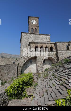 212 niedriger Blick auf den Uhrenturm und die darunter liegenden Gebäude, Durchgänge und Bögen an der Spitze der Festung im Nordosten. Gjirokaster-Albanien. Stockfoto