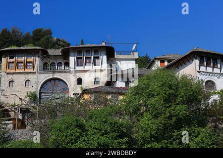 214 Häuser im osmanischen Stil aus Stein am Hang des Hügels, der von Westen aus der Zitadelle zugewandt ist. Gjirokaster-Albanien. Stockfoto