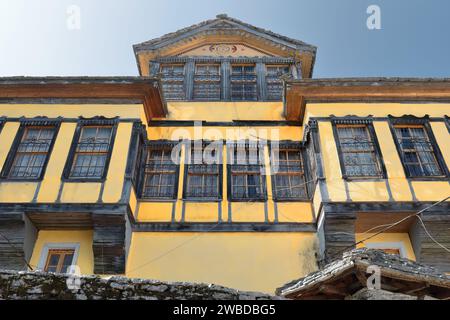 225+ Dachgeschoss eines Hauses im osmanischen Stil mit eisernen Fenstern und üppiger Holzdekoration, Altstadt-Palorto-Viertel. Gjirokaster-Albanien. Stockfoto