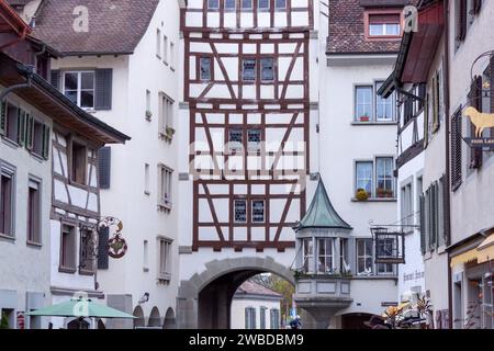 STEIN AM RHEIN, SCHWEIZ - 9. OKTOBER 2022: Einzigartige malerische Häuser in der Altstadt von Stein am Rhein Stockfoto