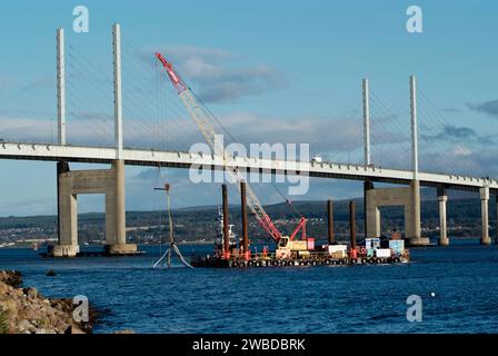 Die Pipelines arbeiten unter der Kessock Bridge, Beauly Firth, Inverness, Scottish Highlands Stockfoto