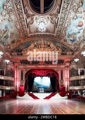 Das Innere des Blackpool Tower Ballroom, Blackpool, Nordwesten Englands, Großbritannien Stockfoto