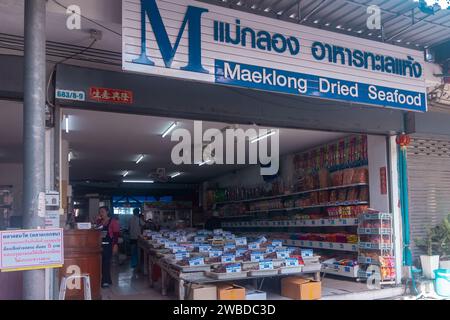 Bangkok, Thailand - 31. Dezember 2022: Maeklong Dried Seafood Store in Bangkok, Thailand. Verkauf von getrockneten Meeresfrüchten Stockfoto