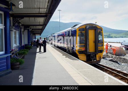 Ein Scotrail-Zug am Bahnhof Kyle of Lochalsh, Wester Ross, Nordwesten Schottlands, Großbritannien Stockfoto