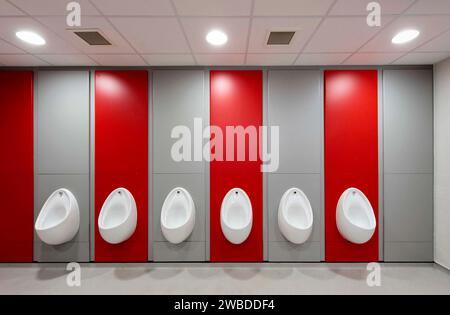 Eine Reihe von Urinalen in einer Herrentoilette, Großbritannien Stockfoto