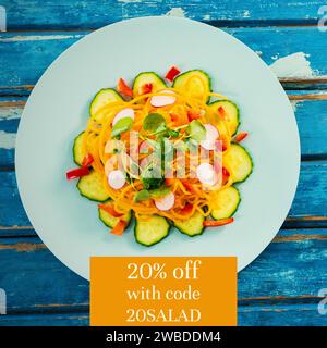 Kombination aus 20 % Rabatt mit Code 20Salattext über Teller mit Gemüsesalat. Isoliertes Bild, Verkauf, Einkaufen, Code, Informationen, Essen und Trinken Stockfoto
