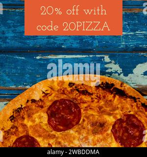 20 % Rabatt mit Code 20Pizza Text über Teller mit Pizza. Isoliertes Bild, Verkauf, Einkaufen, Code, Informationen, Essen und Trinken und Handgelenk Stockfoto