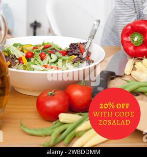 Kombination aus 20 % Rabatt mit Code 20Salattext über Tisch mit Gemüsesalat. Isoliertes Bild, Verkauf, Einkaufen, Code, Informationen, Essen und Trinken Stockfoto