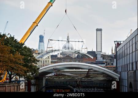 Bauindustrie am Arbeitsplatz, während des Wiederaufbaus und der Renovierung der Farringdon Station, London Underground, Großbritannien Stockfoto