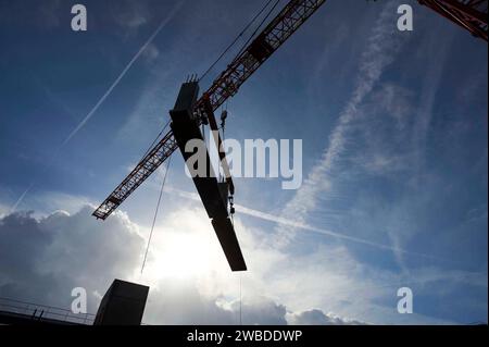 Kranhub von Betonfertigplatten auf einer Baustelle in Großbritannien Stockfoto