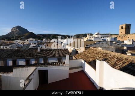 Blick von Javea auf die Altstadt, einschließlich Montgo und der befestigten Kirche San Bartolome, Provinz Alicante, Spanien Stockfoto