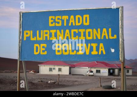 Handgemaltes Grenzschild für den Staat Bolivien, San Pedro de Atecama, Chile. Stockfoto