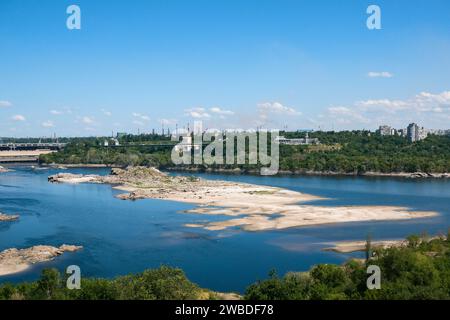 Blick auf die Insel Eiche am Fluss Dnipro in Zaporischzhia bei Ebbe Stockfoto